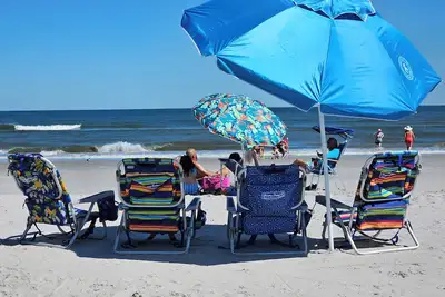 Image de One block from the beach! Cozy beach condo near restaurants and shopping.