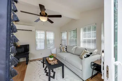 Image de Snuggle Up in our Teddy Cottage! *New Listing*