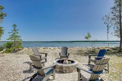 Image de Baileys Harbor Waterfront Vacation Rental w/ Grill