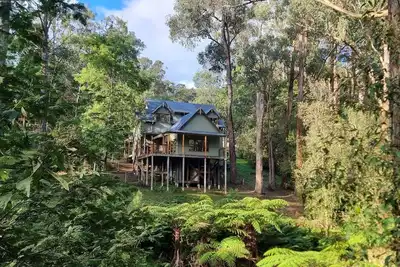 Image de Beautiful country property in native bush less than an hour from Melbourne.