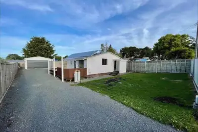 Image de Relax, Unwind or go Hard on the Lake - Just a 3-min Walk From our Basic Bach