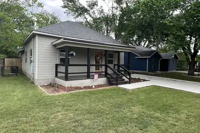 Image de Farmhouse! ! 1 min to  Randy’s Icehouse, Tx Beer Co & Taylor Liquor & 5 Samsung