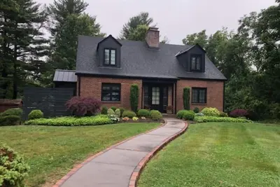 Image de Located 1/2 mile from Vt stadium. Access to Huckleberry Trail from backyard.