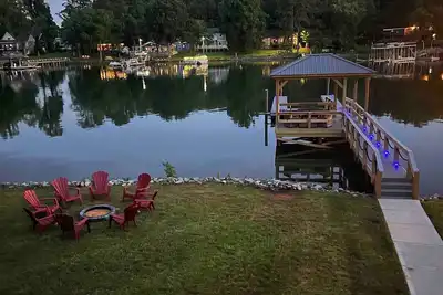 Image de Lake Norman Waterfront with Dock, hot tub fire pit and pool table