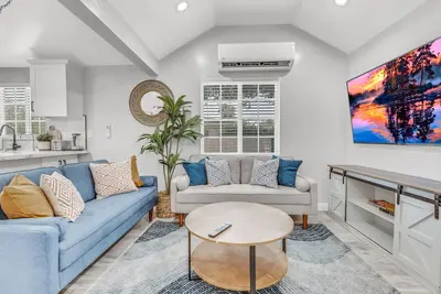 Image de A Wonderful Cozy Amazing Monrovia Designed Home