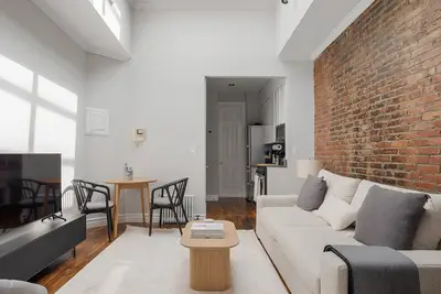 Image de Premium West Village 1br w/ High Ceilings, Skylight & W/D, by Blueground