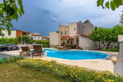 Image de Maison pour la famille près de la mer et avec la piscine Vir (K-21522)