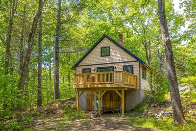 Image de Renovated woodland home with lovely deck & firepit - minutes to Swan Lake
