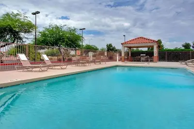 Image de Your Home Away from Home in Tempe! 2 Relaxing Units, Kitchen, Pool, Pets Allowed