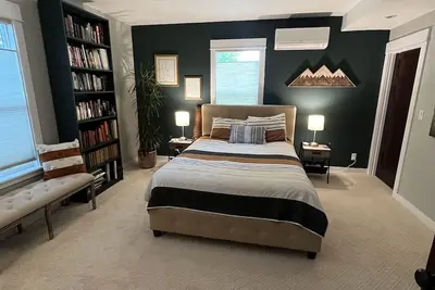 Image de Beautifully renovated 100yr old craftsman home near Stadium District.