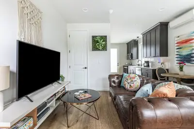 Image de Lux. Townhome - 95 Walk Score /Ac+Heat+Laundry /Shops+Restaurants