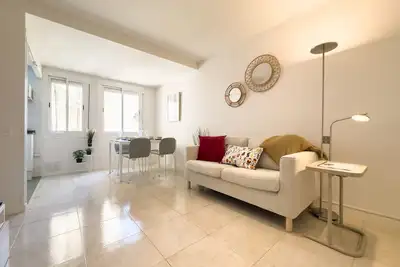 Image de 7 minutes to the beach! Newly renovated flat!