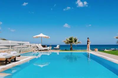 Image de Unique beachfront location, heated pool with built-in hydromassage, large garden