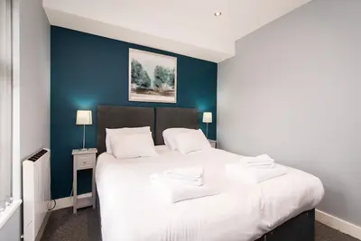 Image de Ultraconvenient & Generous 2bed apt w/parking