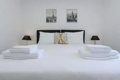 Image de Nottingham 2-Br Apartment w/ Parking