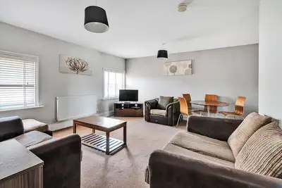 Image de Homely 2 bed flat with free parking on site
