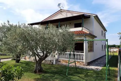 Image de A quiet corner in nature with a garden and terrace. Cozy and spacious apartment.