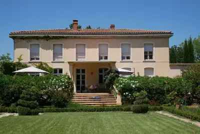 Image de Bastide provençale avec un jardin à la française exceptionnel. sans voisinage.