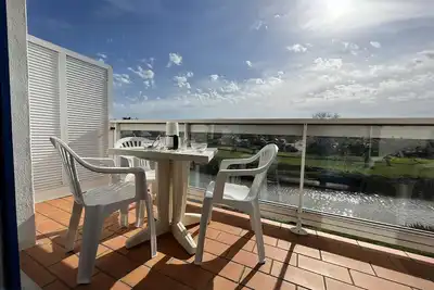 Image de Appartement cosy en centre-ville avec balcon, parking et à 10 min des plages - 4 couchages