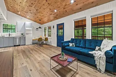 Image de Smoky Mountains Honeymoon Cabin Dog Friendly