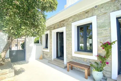 Image de Urban Oasis: Stone House with pool & garden