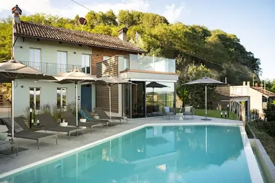 Image de Maison de vacances privée avec sauna, Wifi, bain à remous, climatisation, piscine, Tv, patio