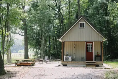 Image de Cozy tiny cabin with sunrise view! Short drive to beaches and turf.