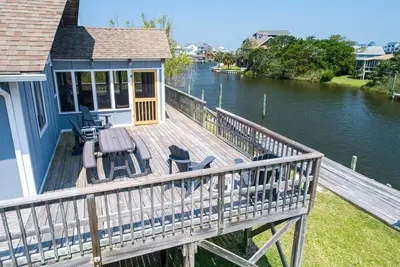 Image de Cozy Canalfront Cottage w/ Hot Tub, Private Boat Dock, Smart TVs, Screened Porch