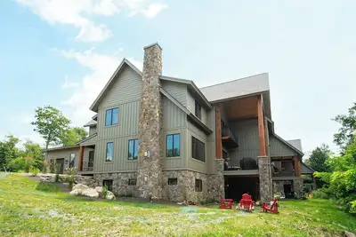 Image de Timber Ridge Haus | Hot Tub, Game Room, Theatre!