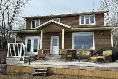 Image de Lake front cabin w/hot tub & firepit, close to The Village at Pigeon Lake.