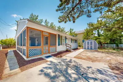 Image de Town of South Bethany oceanside cottage with screened porch, outdoor shower, W/D