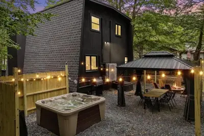 Image de Private Poconos Woodlands Cabin! Hot Tub, Fire Pit\n