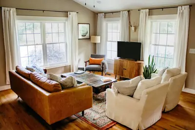 Image de Whole home on 5 acres. Minutes from vineyards, Snp, and Cho airport. 30 min Uva