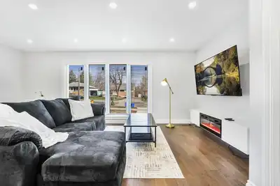 Image de Luxury Estate+Renovated 3 Bedroom+65\" Tv+Wfh+Sleeps 7