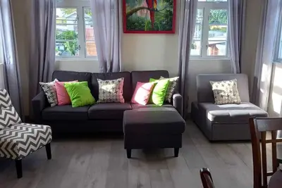 Image de 2nd Floor apartment is a beautiful 2 bedroom family friendly space.
