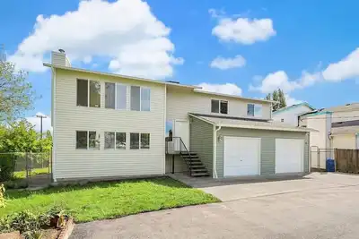 Image de Colorful Family House w/ Big Deck | 3 mins to I5