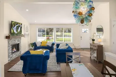 Image de Bellevue Dt House Yellow Door Billiard Gym
