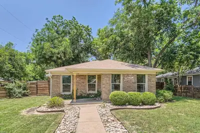 Image de Mid Century Cozy & Quiet Home-Walk to the Square!