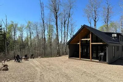 Image de Newly built luxurious cabin with hot tub, jacuzzi and bbq grill and fire-pit!