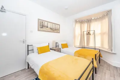Room 1-Studio-Confort-Salle de bain et douche-Vue sur Rue