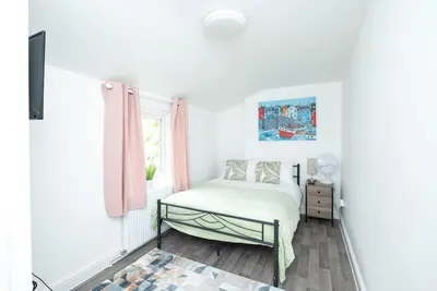 Room 3-Studio-Appartement-Salle de bain et douche-Vue sur Parc