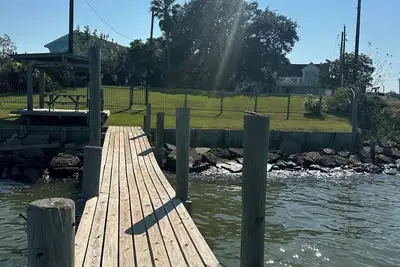 Image de Amazing sunsets! 6 person hot tub & private 270’ lighted fishing pier!