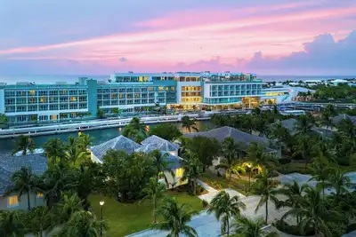 Image de Private 4 -bed home w/ dock facing the Hilton Hotel.