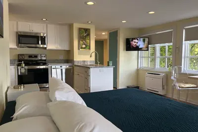 Image de Just Built Romantic Getaway on the Shores of Keuka Lake!
