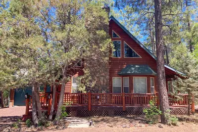 Image de Dog-friendly cabin near the lake with a jetted tub & mountain views