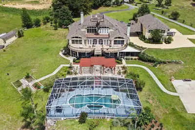 Image de Serene Lakefront Retreat - Spacious and Cozy Chateau with Country Flair!