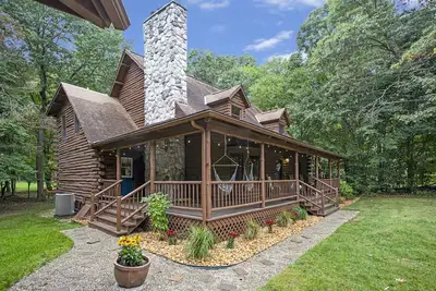 Image de Golf Course Log Cabin with Hot Tub & Movie Theater