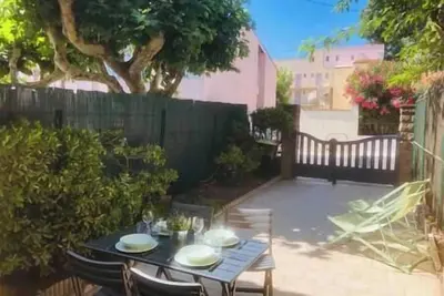 Image de F2 avec clim/parking, 300m plage