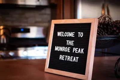 Image de Monroe Peak Retreat ~ Comfortable Mountain Cabin with a view of Monroe Peak