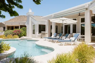 Image de Gorgeous Lakefront Home with Infinity Pool & Hot Tub, Sleeps Up to 12